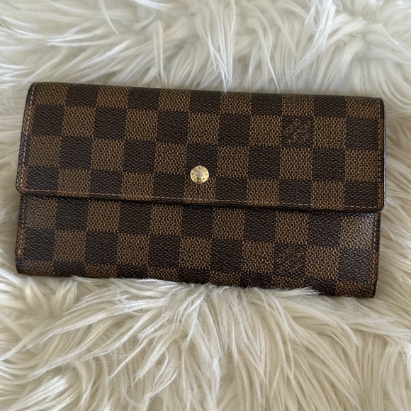 EUC Louis Vuitton international wallet - Picture 1 of 5